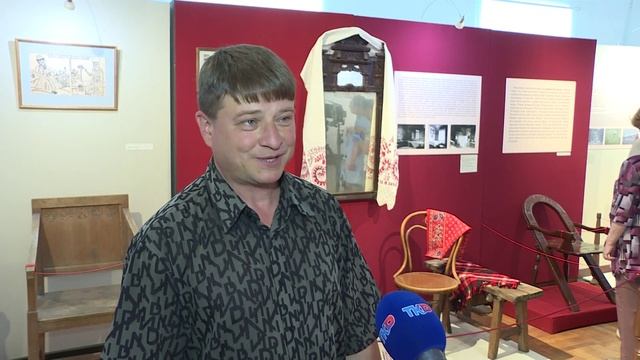 «Вот это стул — на нем сидят»: открылась выставка об особенностях мебели на Руси