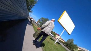 Дарю подарки прохожим на улице