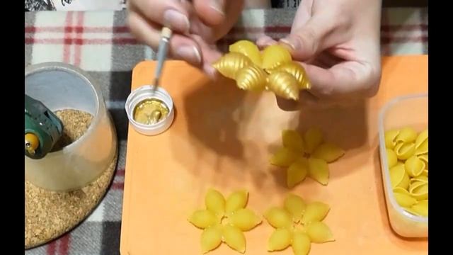 Елочные игрушки из макарон смотреть онлайн