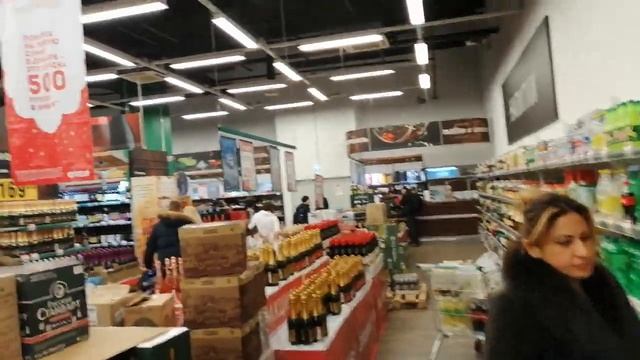 Пробка из людей в магазине Окей. Все закупаются к Новому Году 2019 смотреть онлайн