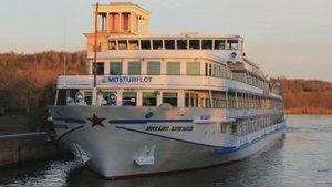 На теплоходе музыка играет