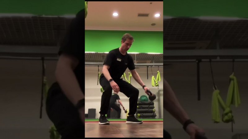 выделываю восьмёрки #гирей между ног #kettlebellworkout #figure8 #shorts