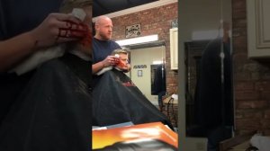 Парикмахер отрезал ухо мальчику