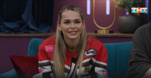 Анна Хилькевич играет с участниками проекта в «Диалог ладоней»