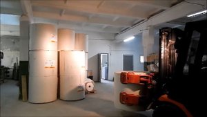 Работа погрузчика с модулем для захвата бумаги