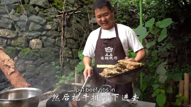 20斤牛排，二弟做“香酥牛排骨”，香辣酥脆，一撕就脫骨，過癮！ 【鐵鍋視頻】
