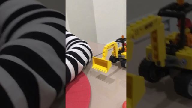 Рома собирает Лего Сити, крутетскую тачку с прицепом? смотреть онлайн