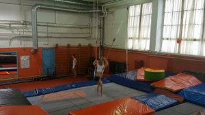 ? КАК СДЕЛАТЬ ДВОЙНОЕ САЛЬТО НАЗАД НА БАТУТЕ ?♀ ?? ОБУЧЕНИЕ со страховкой (лонжей для сальто)!?