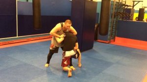 Бросок через голову как защита от прохода в одну ногу