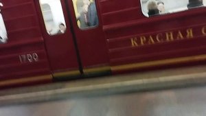 Отправление поезда метро Красная стрела со станции Охотный ряд