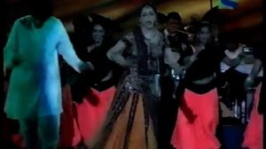 Мадхури Дикшит на сцене. Танец под песню "Badi mushkil"из "Lajja" 2001г/ Madhuri Dixit.