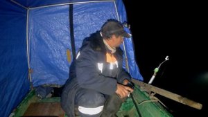 Рыбалка на налима ,на зимнюю удочку с ночёвкой в лодке.