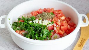 Куриные оладьи с помидорами и базиликом