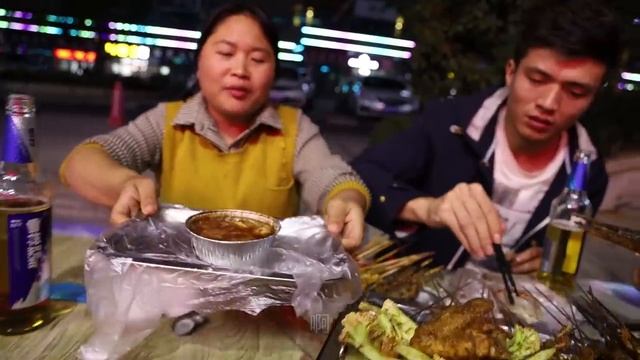 农村生活真快乐，胖妹表哥唱山歌，烧烤撸串走一波，吃饱喝足笑呵呵~【陈说美食】 смотреть онлайн