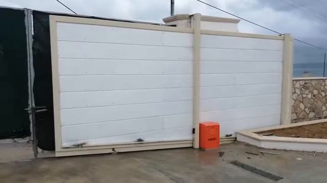 Συρόμενο τριφασικό μοτέρ faac 884 σε πόρτα με κλίση смотреть онлайн