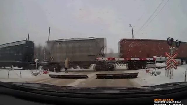 23 декабря 2018 на переезде г. Узловая женщина шагнула под поезд. смотреть онлайн