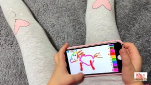 Евангелина играет на своем телефоне в игру рисовалка Bini Bambini