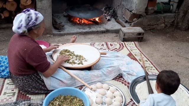 Наша турецкая бабушка готовит гезлеме