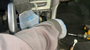 Шумоизоляция пола и багажника на автомобиле Ford Focus 3 для нашего электрика.