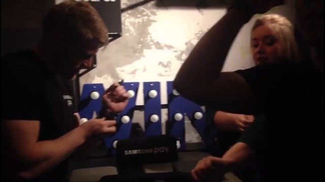 Армрестлинг. Девушка против парня.Вечеринка компании Samsung. смотреть онлайн