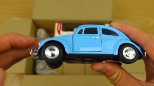 Распаковка коробки с машинками игрушками - полицейская машинка, желтая машинка и красная машинка.