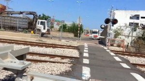 У железнодорожного  шлагбаума
