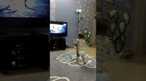 Смешные малыши. Весело танцует. Нам 1,2года. Танцы)))