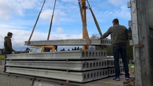 Разгрузка плит перекрытий на объекте клиента. Поставщик ДСК-Столица!