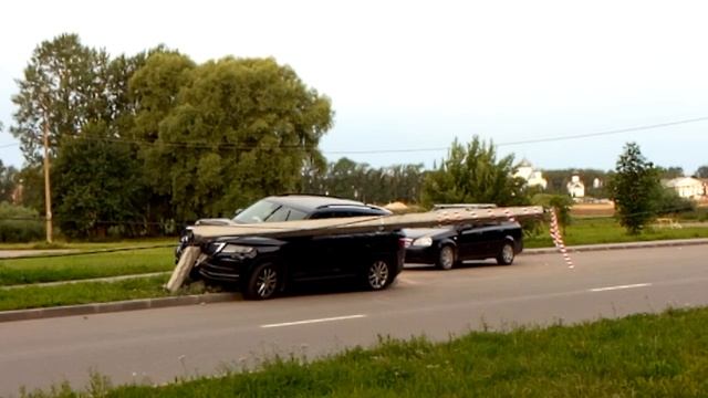 Машина врезалась в столб, 01.08.2022, Великий Новгород, улица Студенческая ДТП