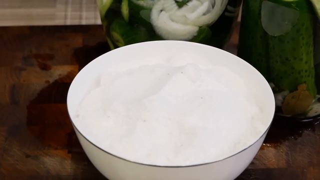 Для тех, кто не любит много уксуса. Маринованные ОГУРЦЫ с ЛУКОМ на зиму, цыганка готовит.