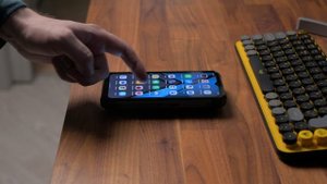 FOSSIBOT F102 — противоударный смартфон с фонарем и шустрым железом