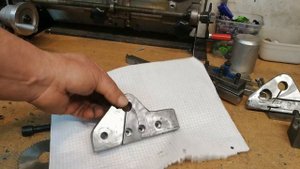 Самодельный пружинный отрезной резец из фрезы.