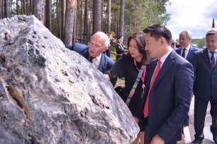 Международный сад камней в Екатеринбурге пополнился экспонатом из Монголии.mp4