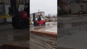 Двухцилиндровый ковш на вилочный погрузчик в работе
