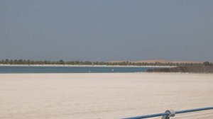 26.09.2023. ОАЭ. Абу-Даби. Вид на остров Лулу с пляжа