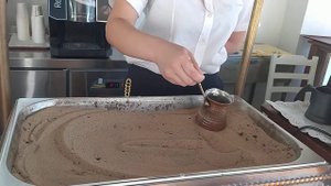 Приготовление турецкого кофе на песке