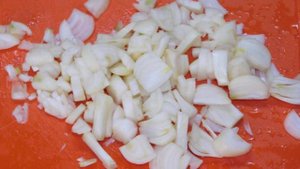 Куриные голени, тушеные с луком