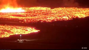 Раскалённая лава из извергающегося вулкана подобралась к городу Гриндавик в Исландии.