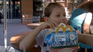 Дина в McDonald's.Игрушки Тайная жизнь домашних животных!!!