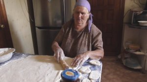 Бабушка готовит пирожки