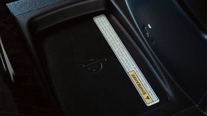 Беспроводная зарядка на Toyota Camry