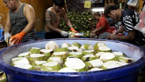 Мастерство резки кокосов! Приготовление кокосового сока — уличная еда Таиланда