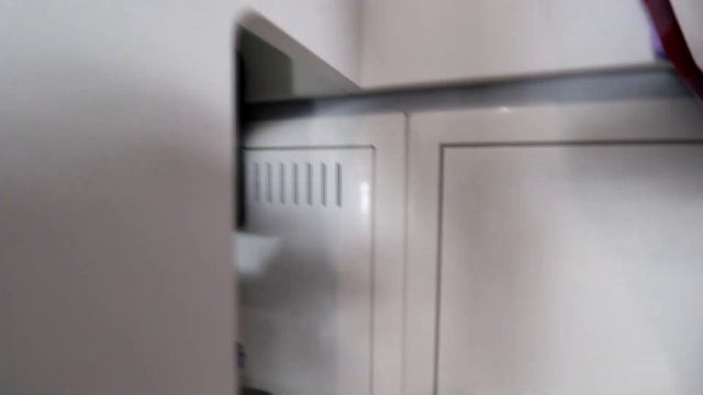 Шикарный шкаф для прихожей. Распашной шкаф в классическом стиле серого цвета. Мебель в санузел