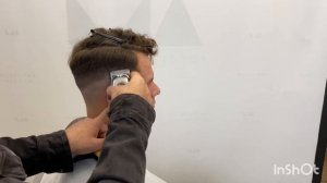 Современная мужская стрижка Quiff с элементом Skin fade.