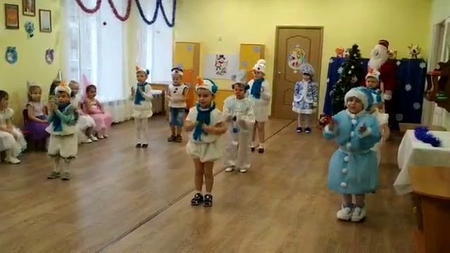 Зажигательный танец снеговиков. Поднимает настроение. Пересматривала много много раз. смотреть онлайн