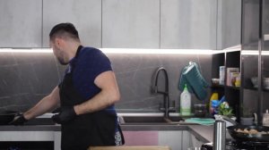 Креветки пиль пиль в остром чесночном масле.