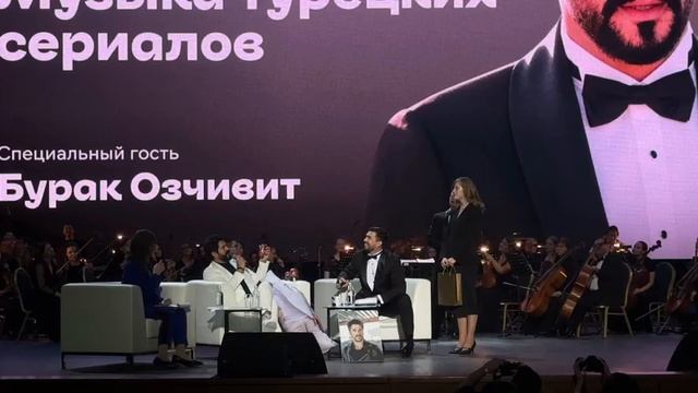 Вячеслав Макаров сделал подарок звезде турецких сериалов Бураку Озчивиту