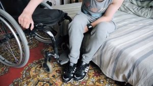 Пересаживаюсь из коляски на диван. Шейник C5 \ Quadriplegic transfer wheelchair