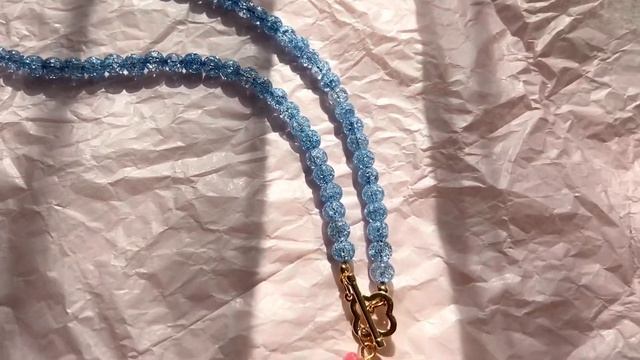 Колье-чокер из натурального сахарного кварца голубого цвета с подвеской мишка из эпоксидной смолы смотреть онлайн