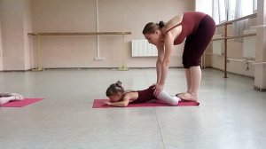 Оля на уроке балета :) Разминки-растяжки.